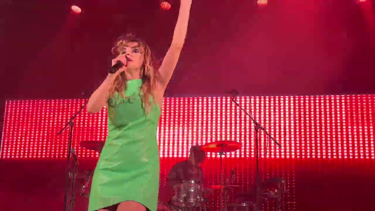 Chvrches (Live) - Bury It (Seattle, WA - Paramount Theatre) (9/30/2022)