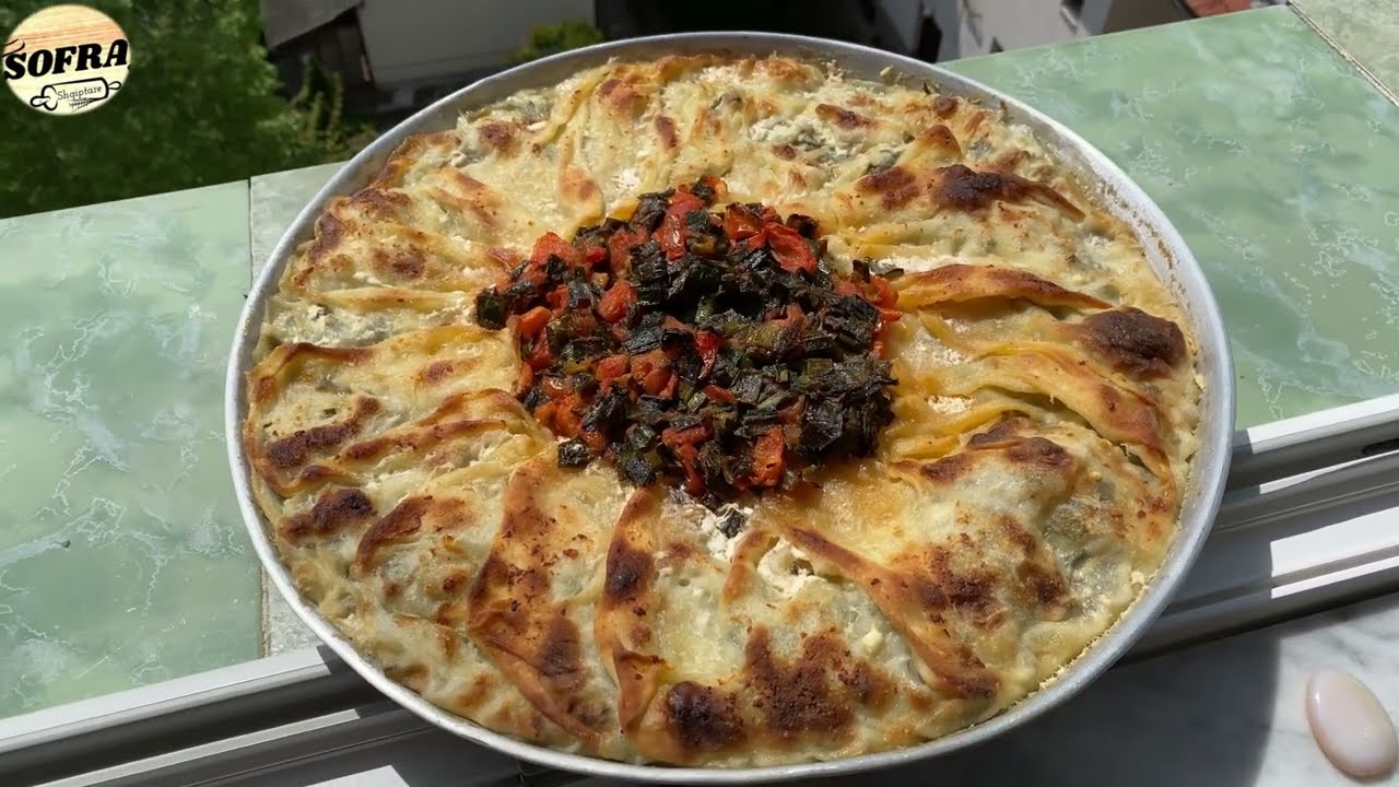 Pite Tradicionale Kërçovare-Petë e Holle e Mbushur me Qep te Njoma ,Kose dhe Domate