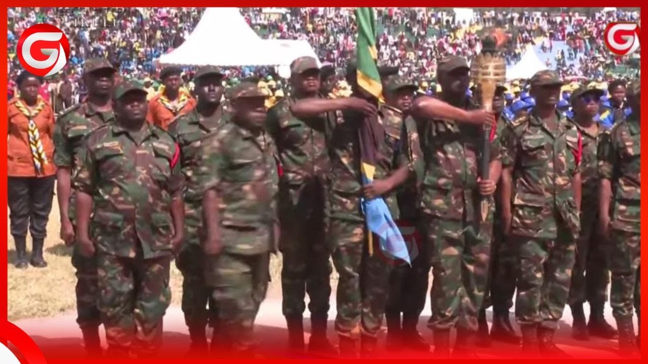RAIS SAMIA AKIKABIDHI MWENGE na BENDERA KWA WANAJESHI WATAKAOUPANDISHA KILELE CHA MLIMA KILIMANJARO