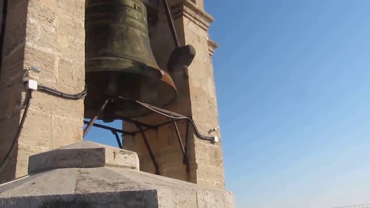 Sonido de las campanas del "Miguelete" la torre de la catedral de Valencia.