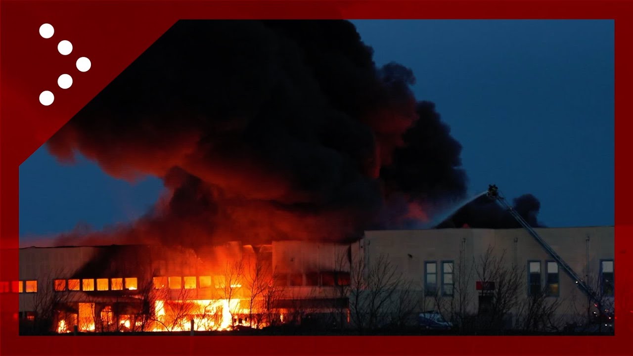 Grosso incendio a Truccazzano (Milano), in fiamme azienda che tratta materiale plastico