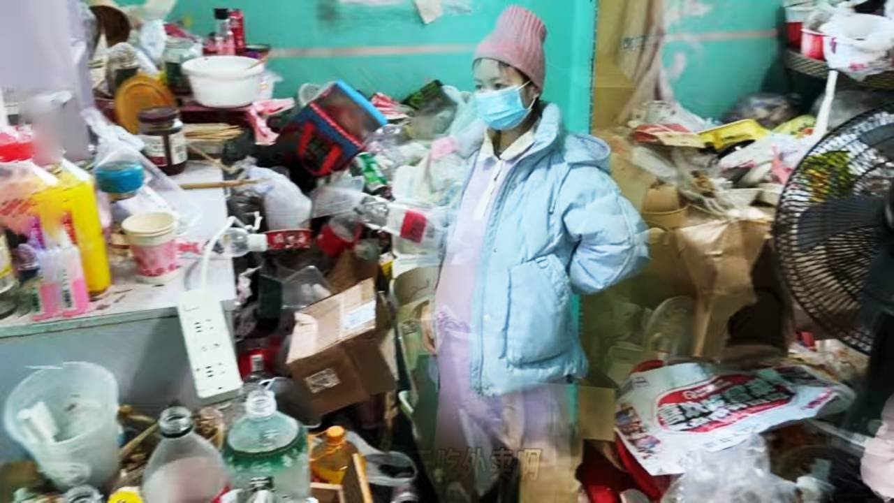 😱Pregnant Woman Suffers From Depression And Lives In Garbage Dump