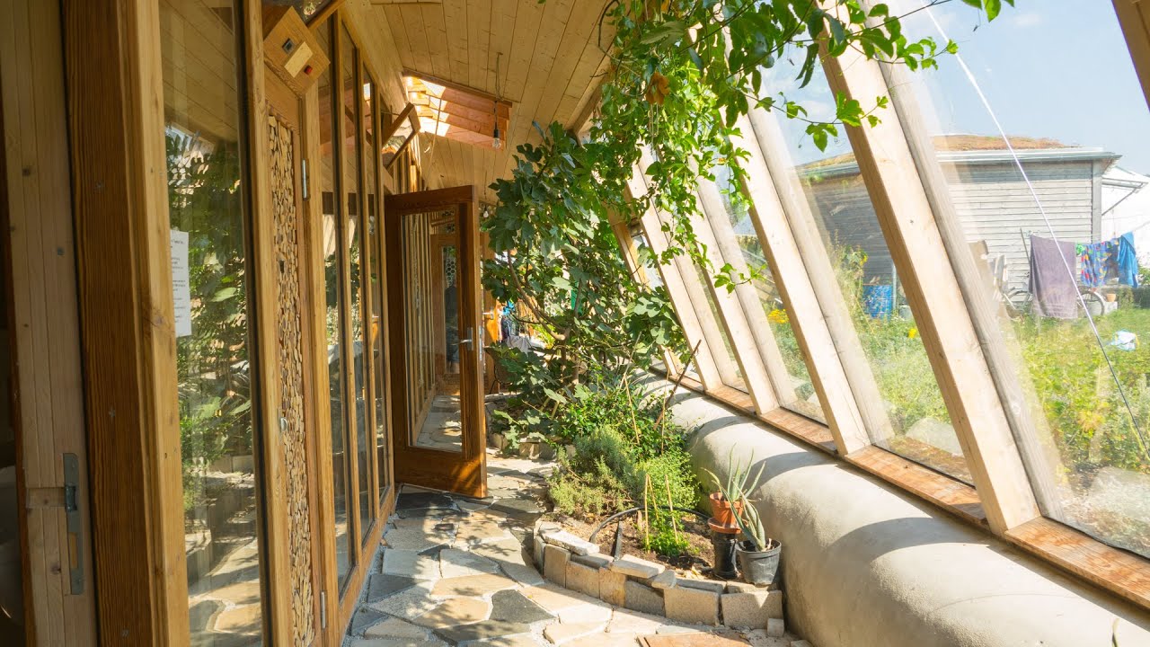 Gemeinschaft Tempelhof, Tempelfeld, autarkes Earthship, schwieriges Bauen in Deutschland