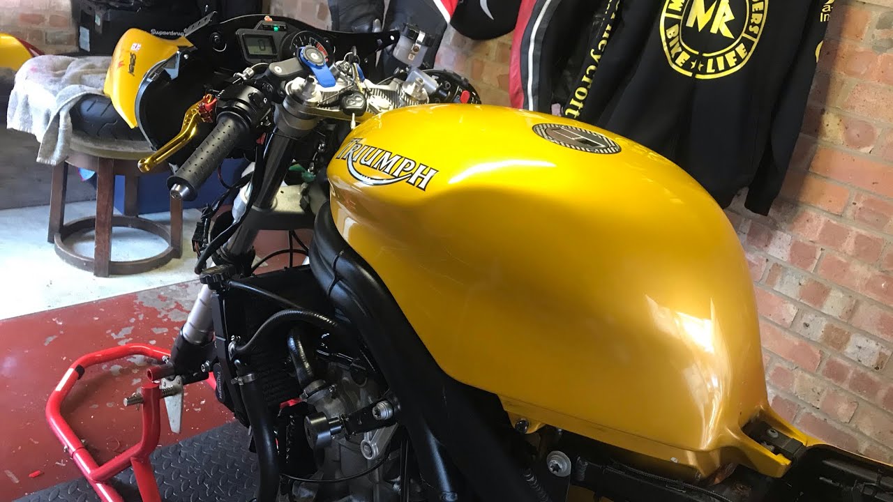 Tank off, fuel filter, fuel pump and fuel pressure regulator check Triumph Daytona 955 2005 ￼