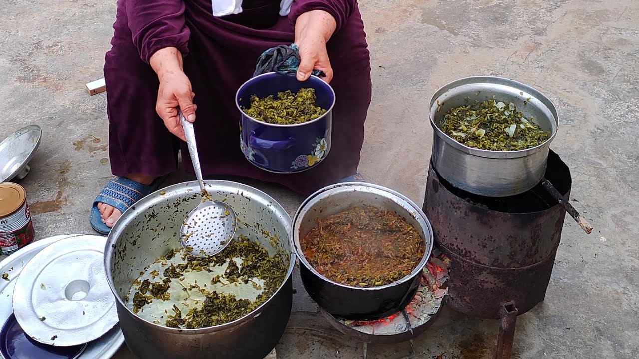 دایکی ئەزیزم لە کاتی لێنانی چێشتی تۆڵەکە