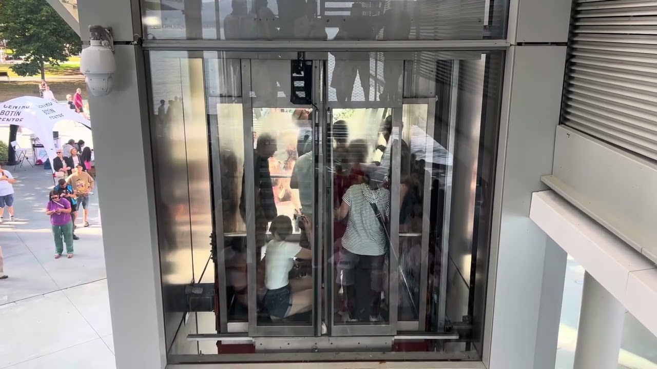 Una docena de ciudadanos quedan atrapados y son rescatados en el ascensor del centro botín