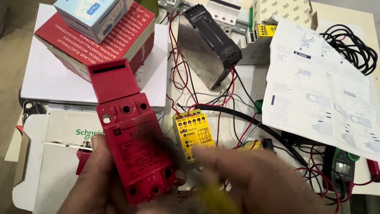 Branchement interrupteur de sécurité a verrouillage automatique, interlock switch with safety relay,