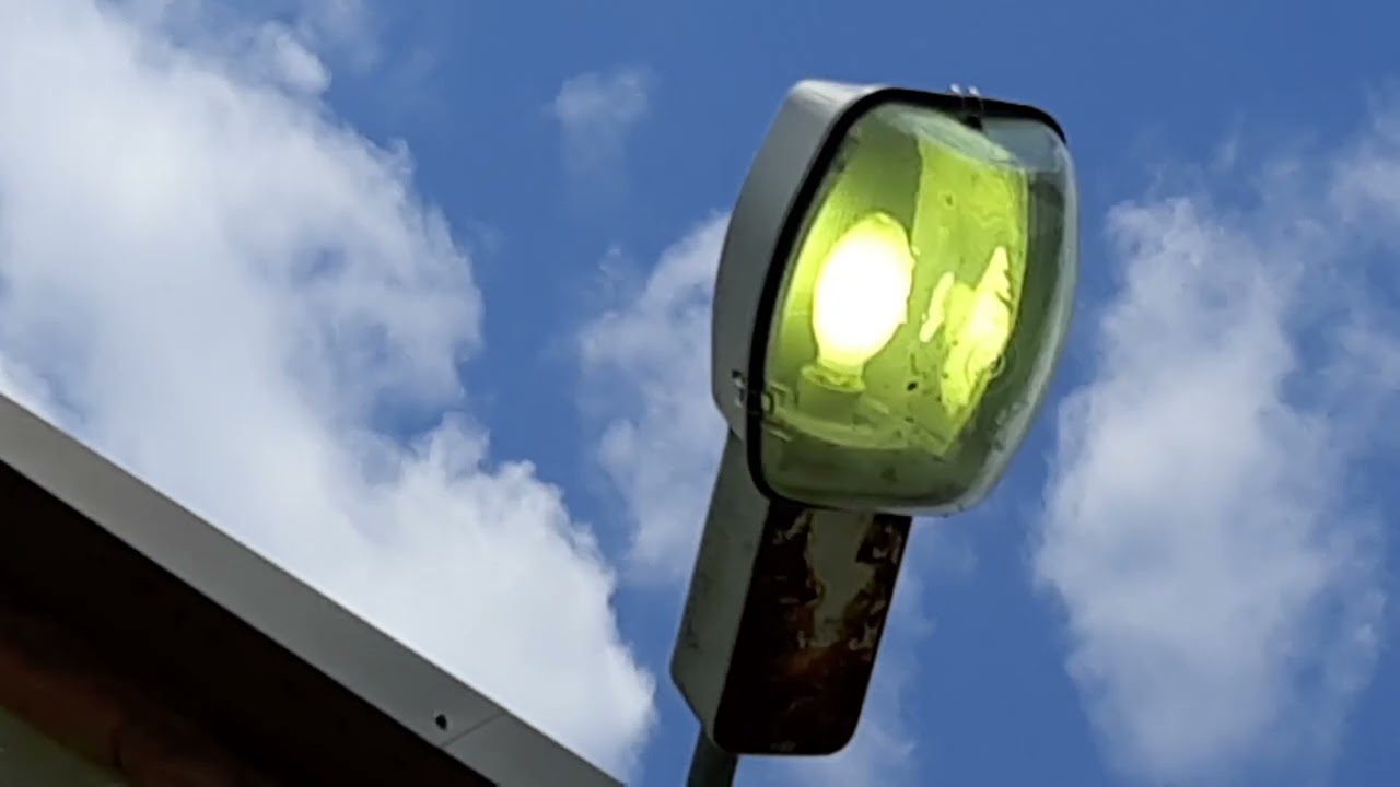 Oprawa uliczna Elgo our 250 w oświetleniu smażalni ryb.