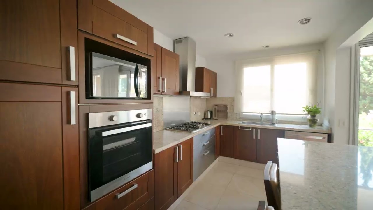 Casa con piscina y amplio jardín
