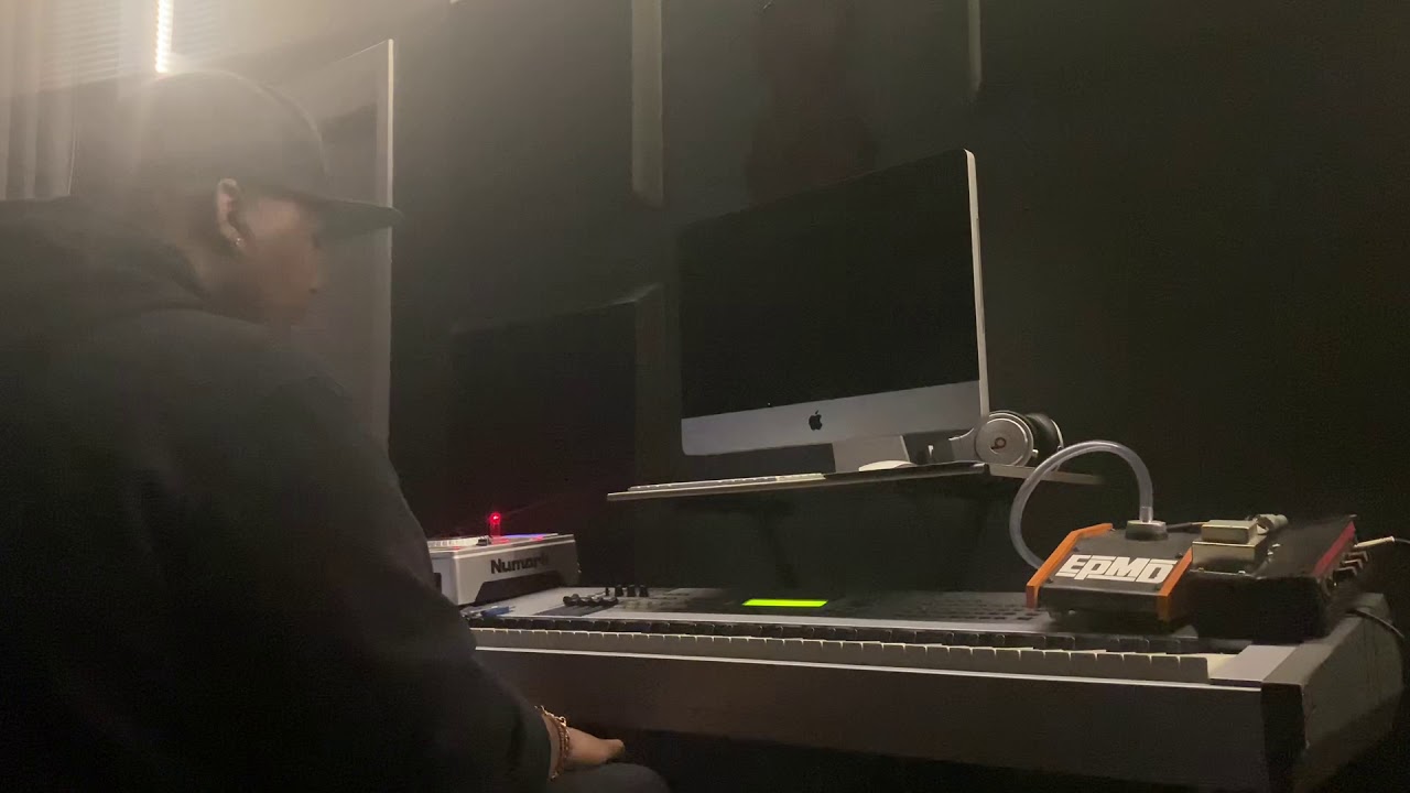 Erick Sermon makes beat at Def Squad Studios