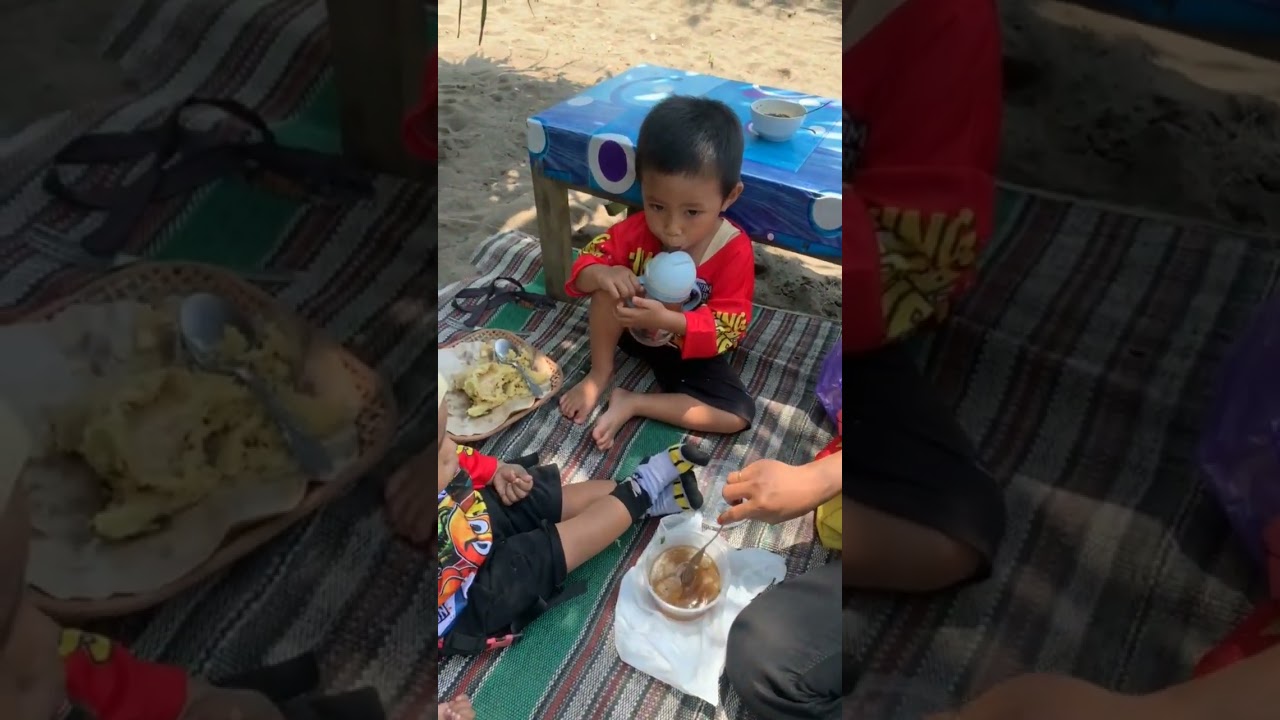 MasyaAllah Tabarakallah Makan di Pinggir Pantai Cemara Sewu Lahap Banget Tempatnya Adem