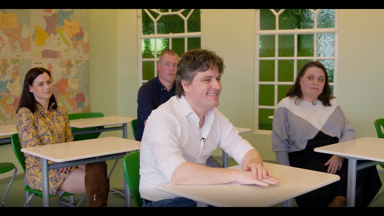 Oud-leerlingen reflecteren op hun schooltijd met Richard Toes