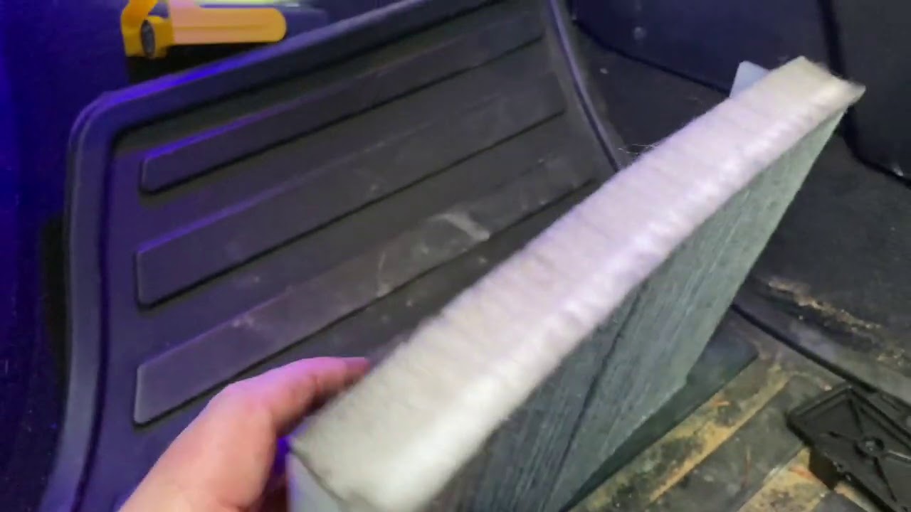 Replacing pollen filter on a Freelander 2 / LR2