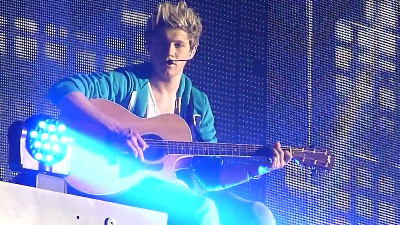One Direction - Little Things FRONT ROW (Glasgow 27th Of February)