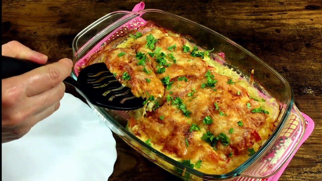 Fisch auf einem Zwiebelkissen. Köstliches Fischrezept das auf besondere Weise zubereitet wird