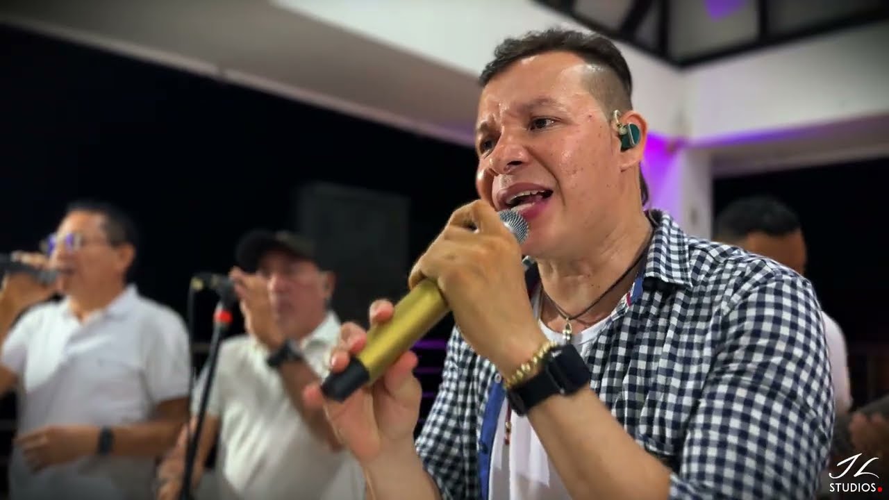 BUSCO TUS HUELLAS - FREDY MORELO (En Vivo)