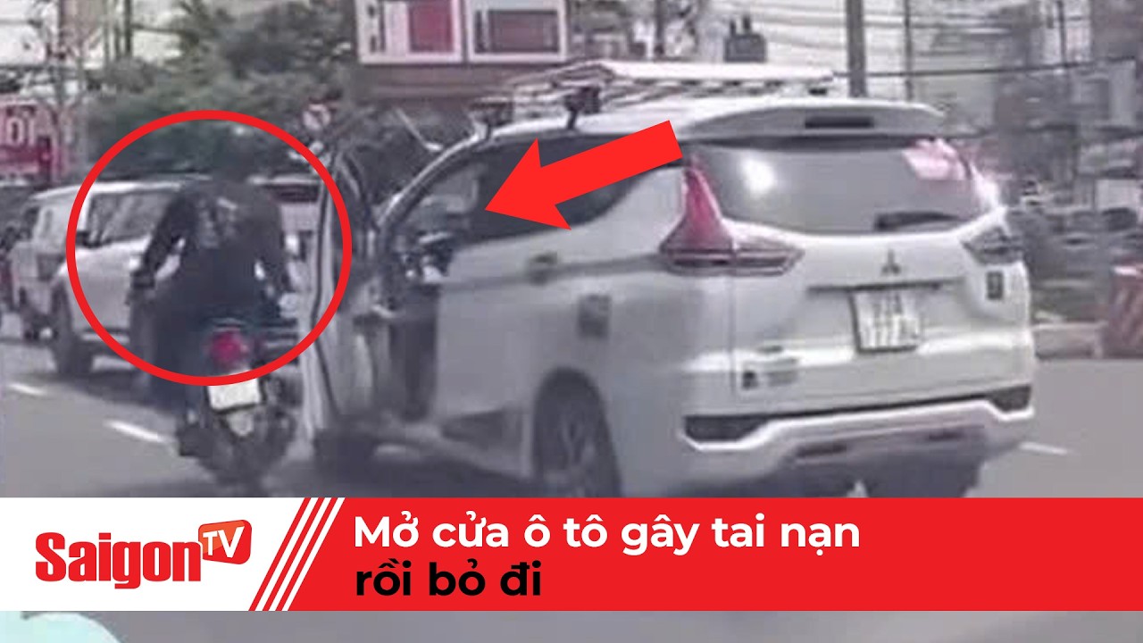 Tài xế ô tô mở cửa xe bất ngờ khiến xe máy loạng choạng va chạm liên hoàn rồi bỏ đi | Tin SaigonTV