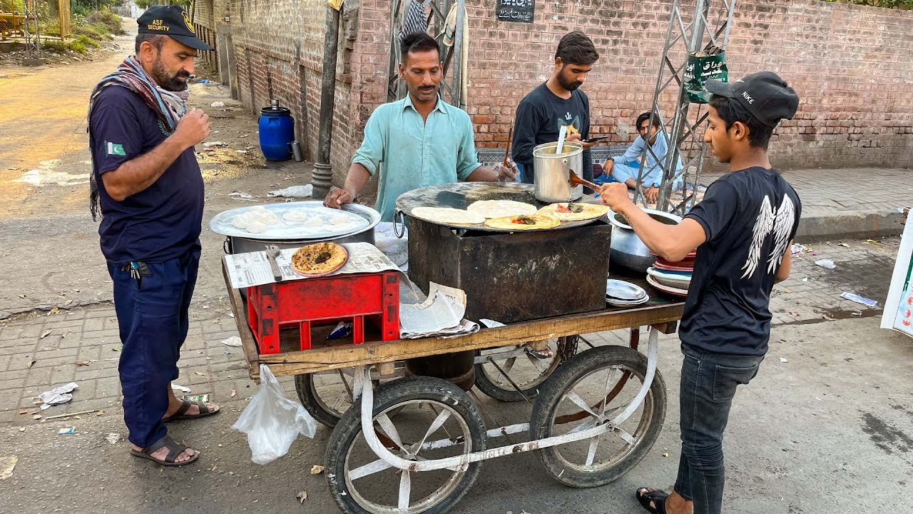 ALOO SAAG PARATHA IN PAKISTAN! STREET FOOD HEAVEN | FAMOUS AL-MADINA  ALO SAAG PARATHA IN LAHORE