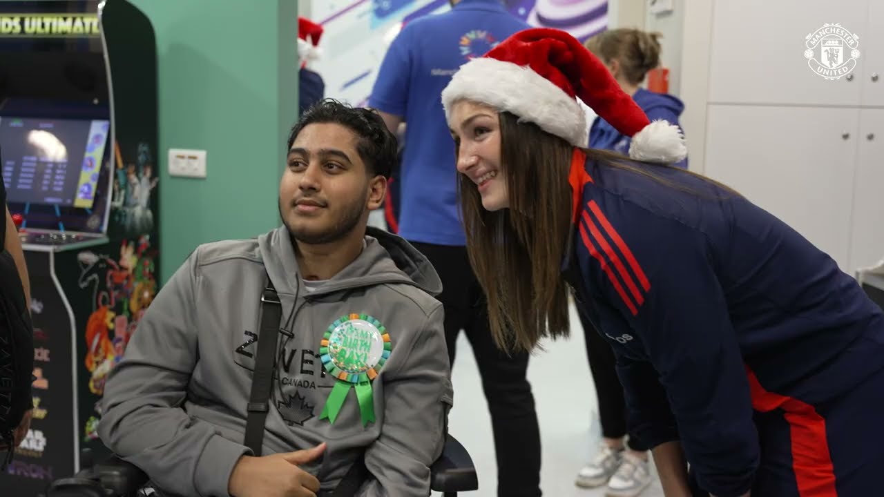 Manchester United Women players visit local hospitals this Christmas ❤️