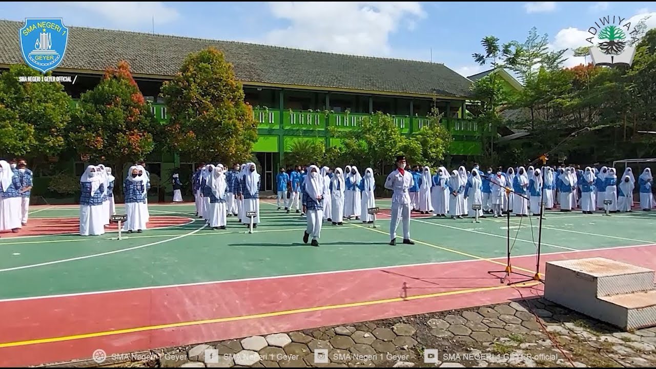 Surprise siswa pada Guru saat Upacara Hari Guru Nasional HGN SMA Negeri 1 Geyer