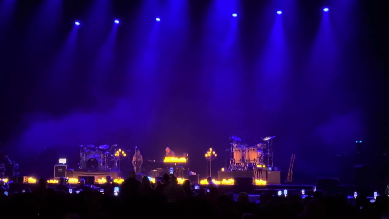 LeAnn Rimes - Entrance (The O2 - 8 May 2024)