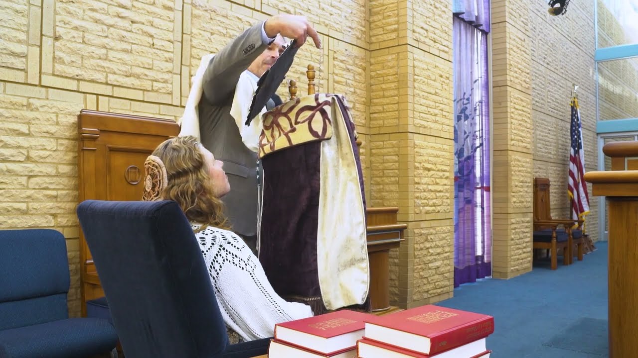 Torah Lifting and Dressing: Hagbahah and G'lilah