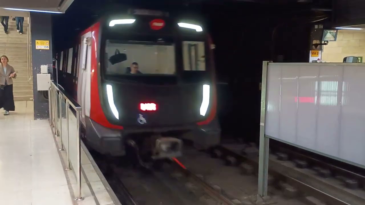 Seriè 8029 sin parada por Santa Eulàlia L1 con diversas Pitadas Metro de Barcelona 2025