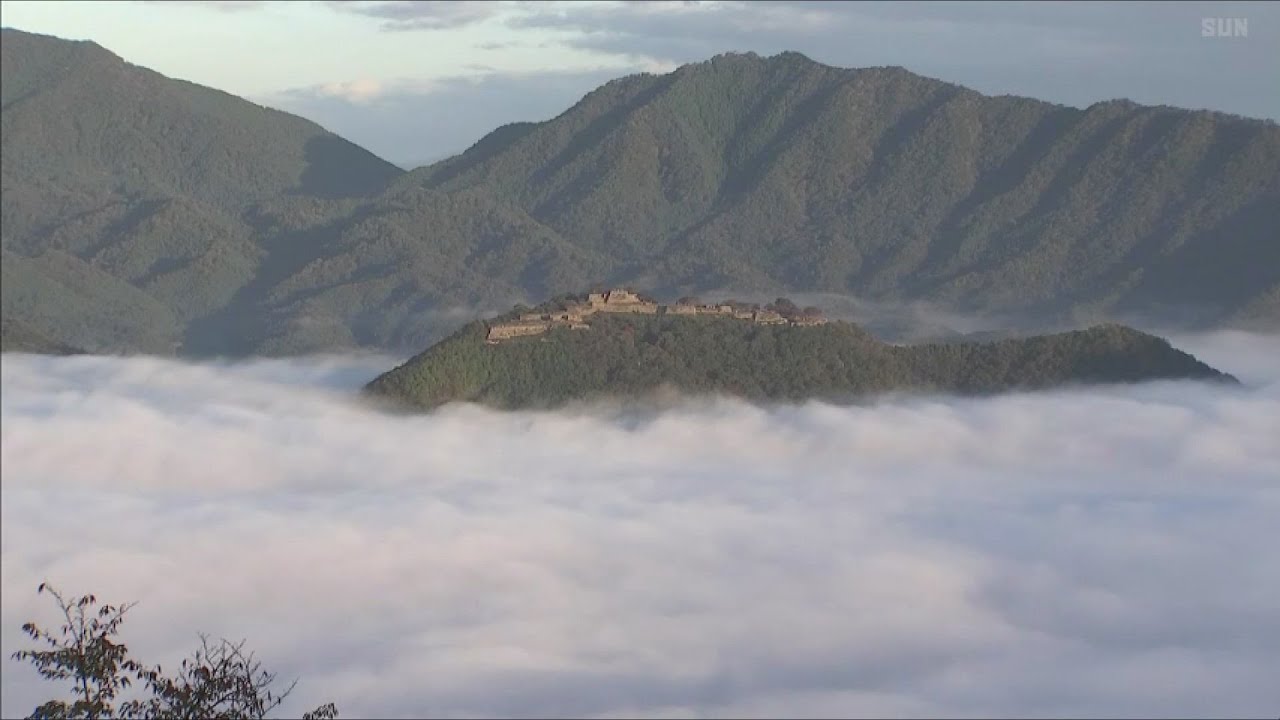 朝来市・竹田城跡に雲海広がる　幻想的な光景に多くの観光客