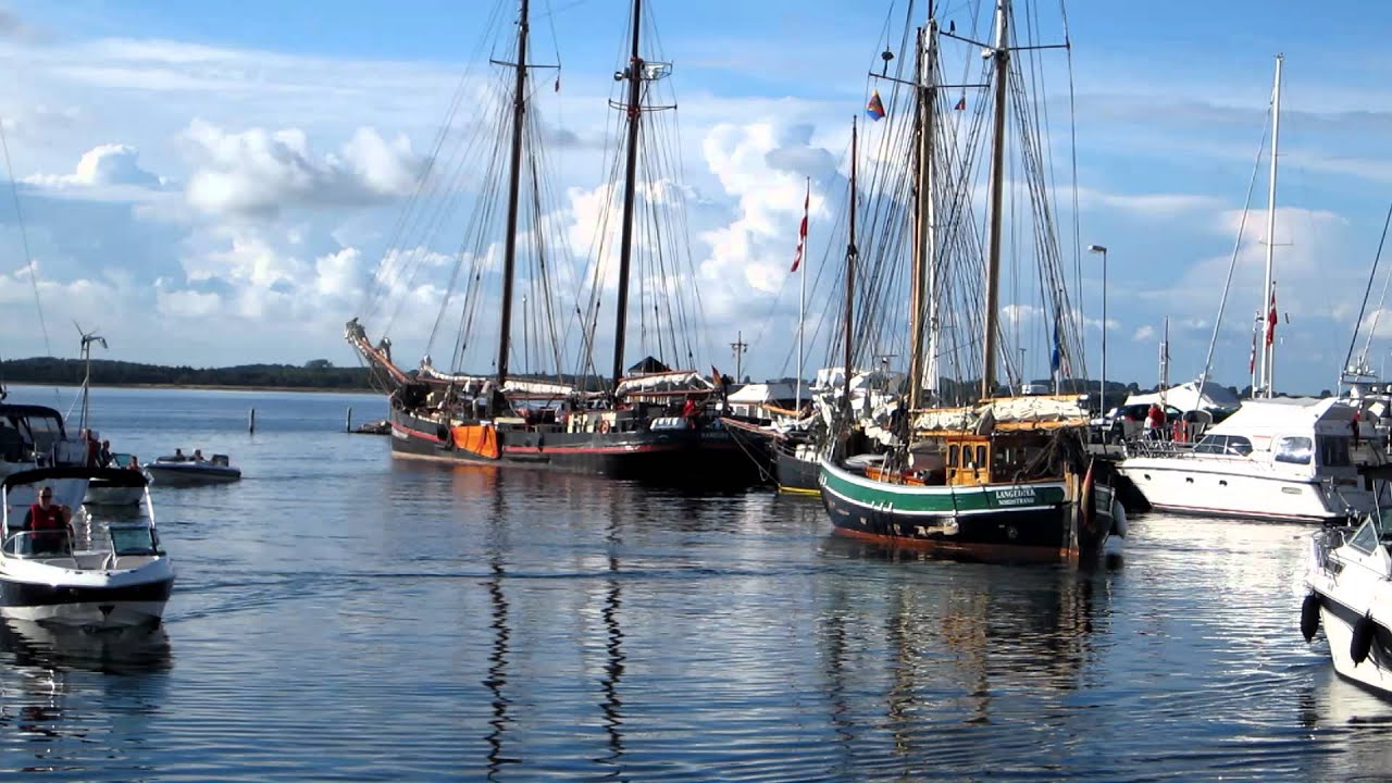 Trafikprop i Juelsminde Havn.