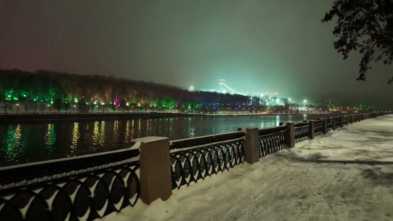 Снежная прогулка вокруг Лужники в Москве
