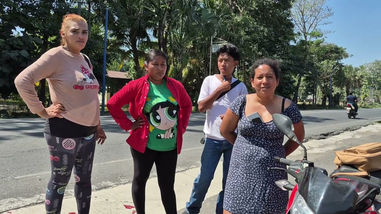 KARINA sin otra opción vende su moto ella triste 