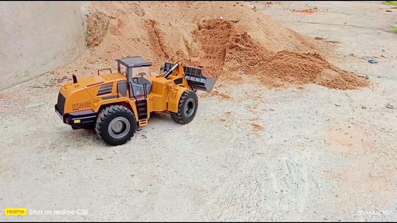 (Huina 1583) pá carregadeira liebherr L580 fazendo transposição no areial