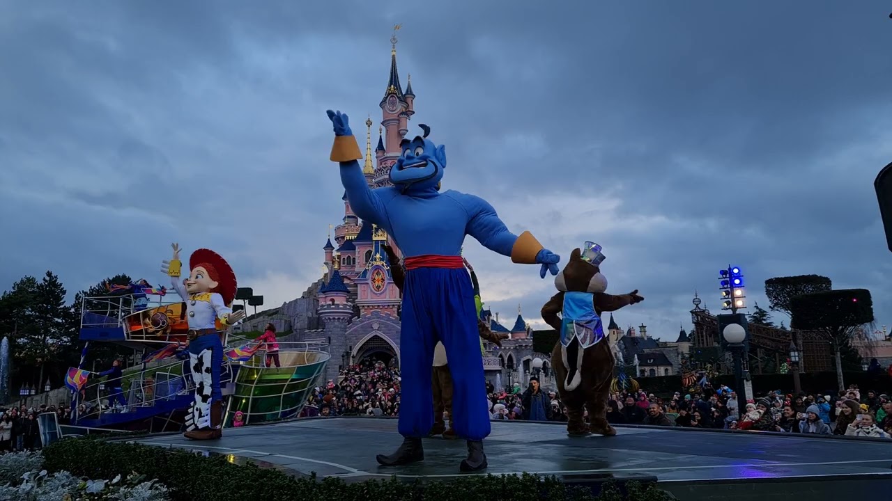 Dream and Shine Brighter,  Disneyland Paris, 9th January 2023, 16:10, new dancers, longer version