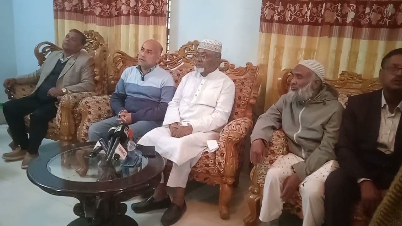 সংবাদিকদের প্রশ্নের জবাব দিচ্ছেন, রাজবাড়ী২ ধানের শীষের কান্ডারী জনাব মোঃ হারুন অর রশিদ হারুন ভাই।