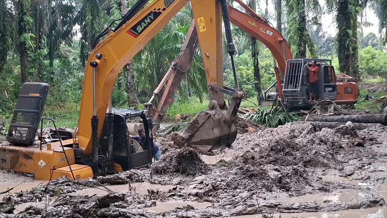 EVAKUASI-dua tangan besi tarik menarik operator cemas ditengah kobangan lumpur