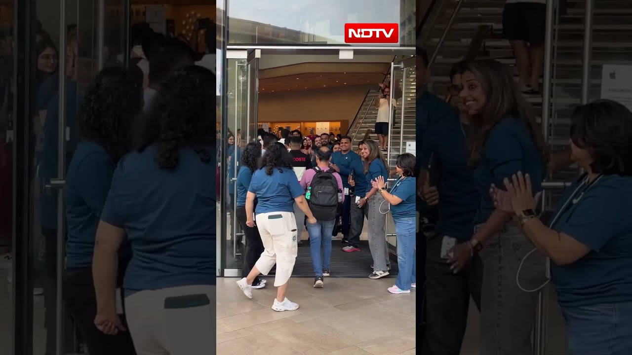 iPhone 18 Pro Sale Begins With Huge Crowds | iPhone 18 Pro Sale Starts At ₹1,64,900