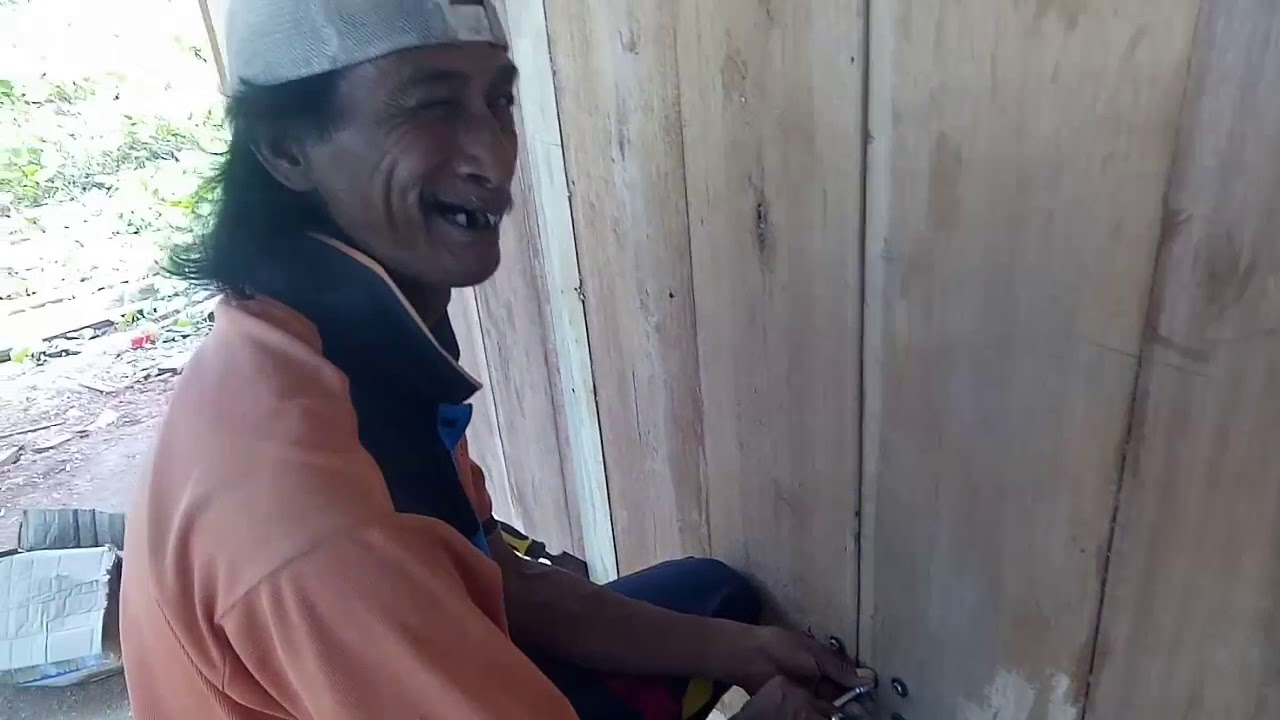 proses pemasangan pintu lipat untuk warung yang baru,,banyak kelucuaan Terjadi