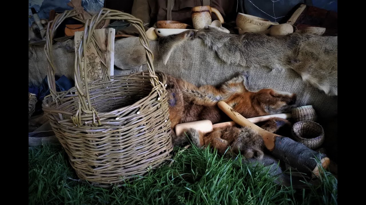 Покупает товары на выставке Bushcraft Show.
