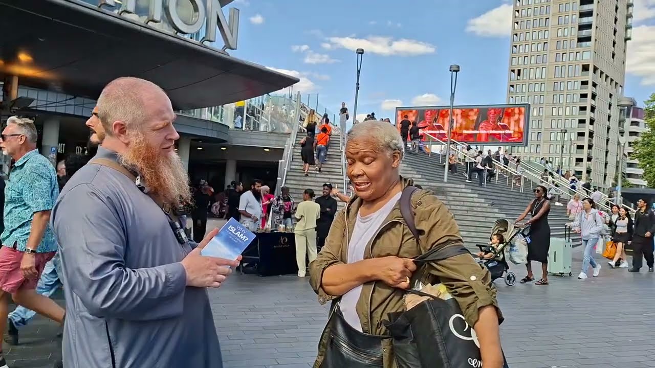 Muslim Thought This Jehovah Witness Lady Would Be Easy To Outsmart | Yusuf | Speakers Corner 