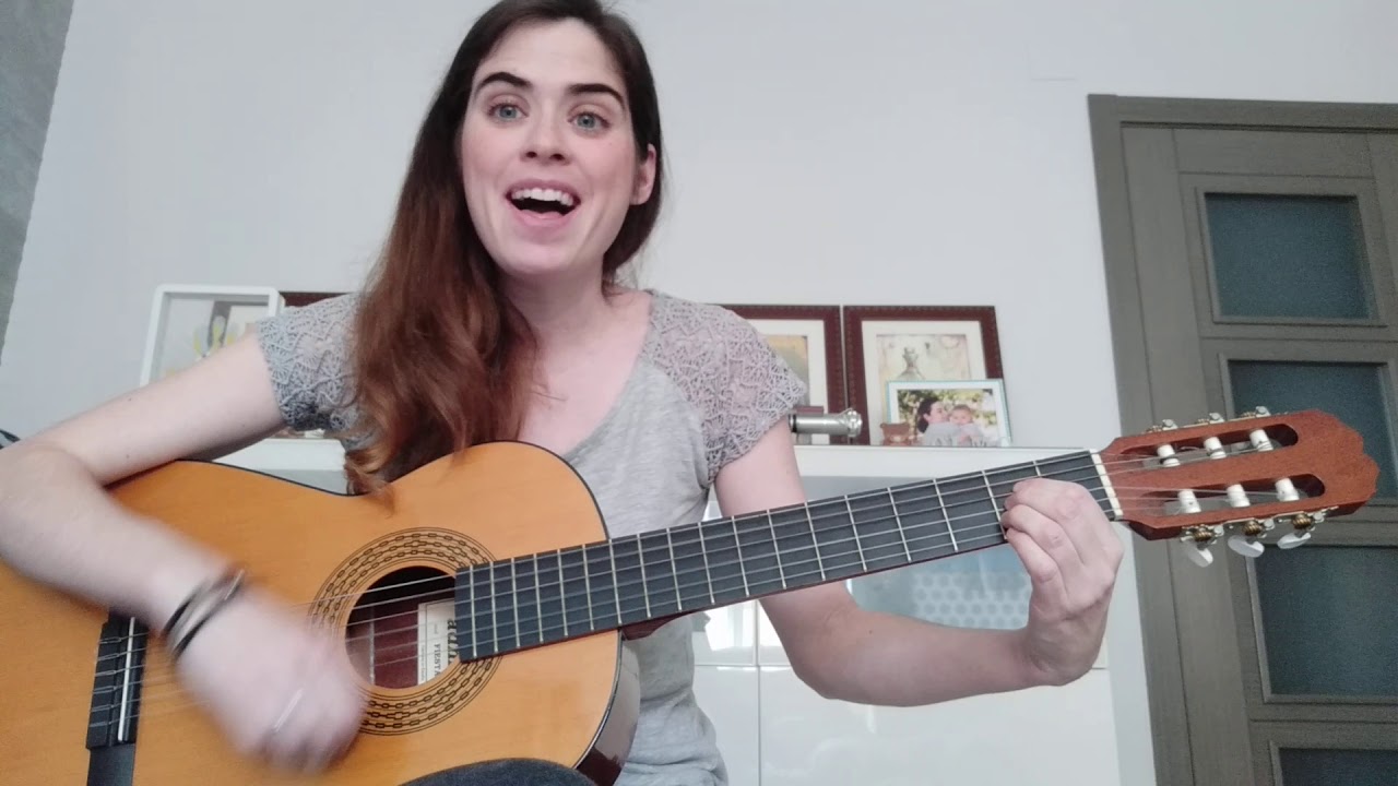 Juan pequeño baila guitarra