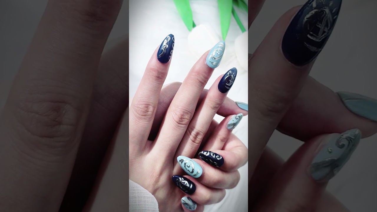 These two-tone nails are the perfect choice With their shimmering silver patterns