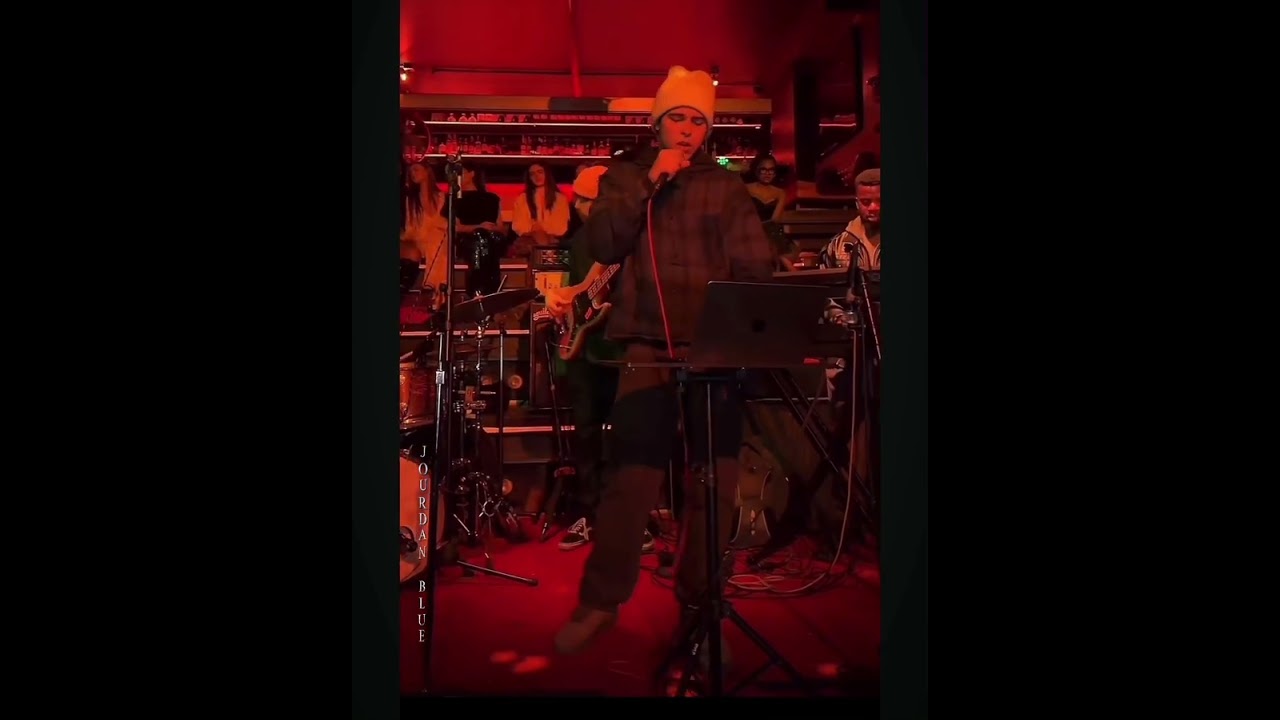 12/16/25 Jourdan Blue singing Fallin’ by Alicia Keys in NYC #livemusic #cover #jourdanblue #singing 