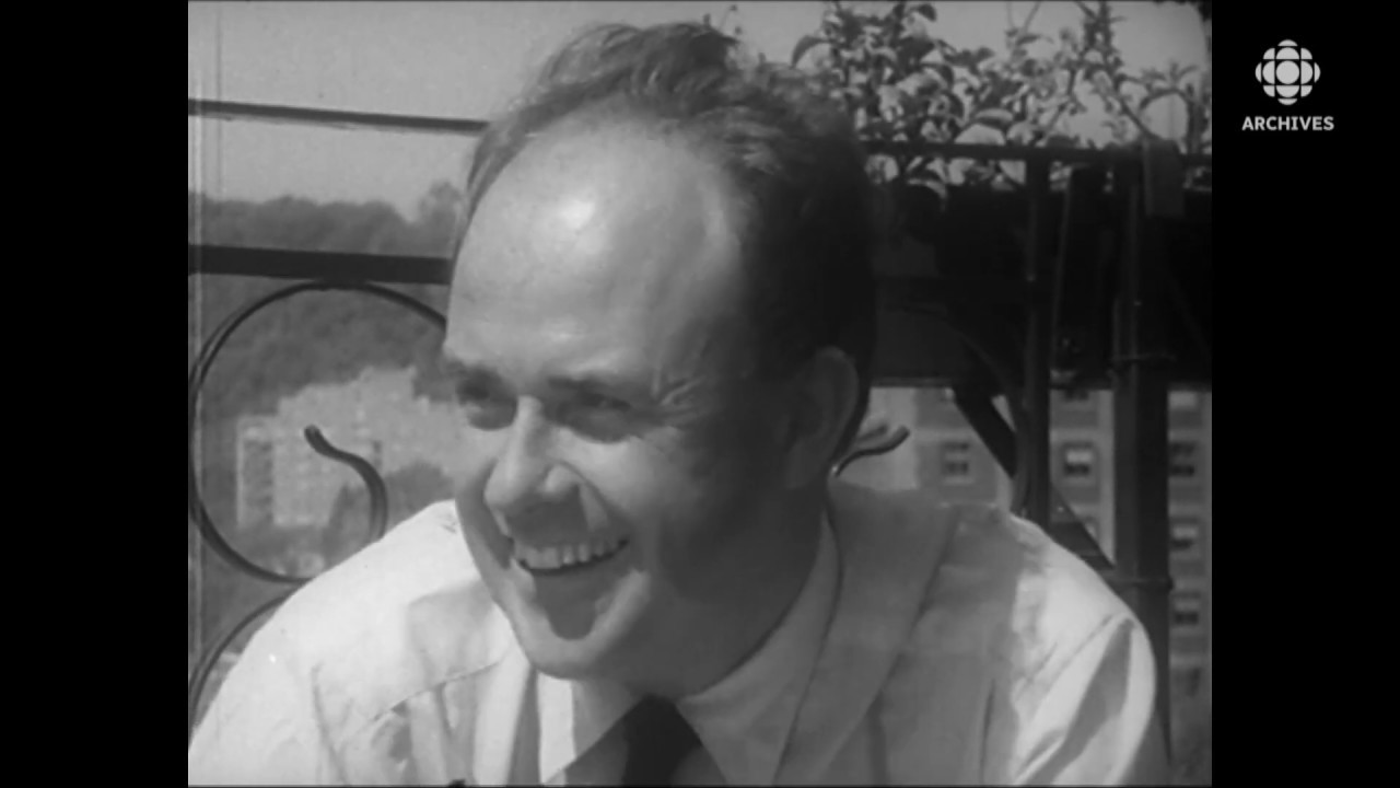 En 1960, Jean Rouch, anthropologue-cinéaste, livre ses réflexions sur son expérience de l'Afrique