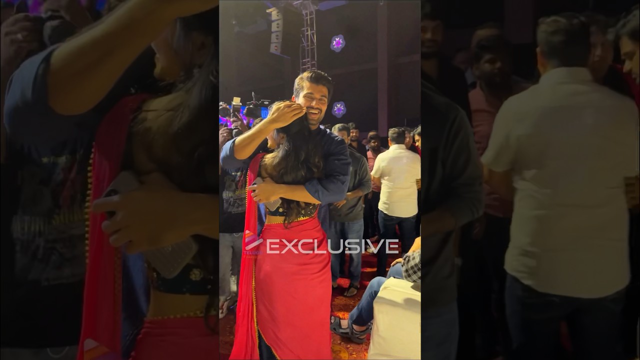 బేబీ ఈవెంట్ లో వైష్ణవికి ఎమోషనల్ హాగ్ ఇచ్చిన విజయ్ 👌 | #VijayDeverakonda | #VaishnaviChaitanya | TFN