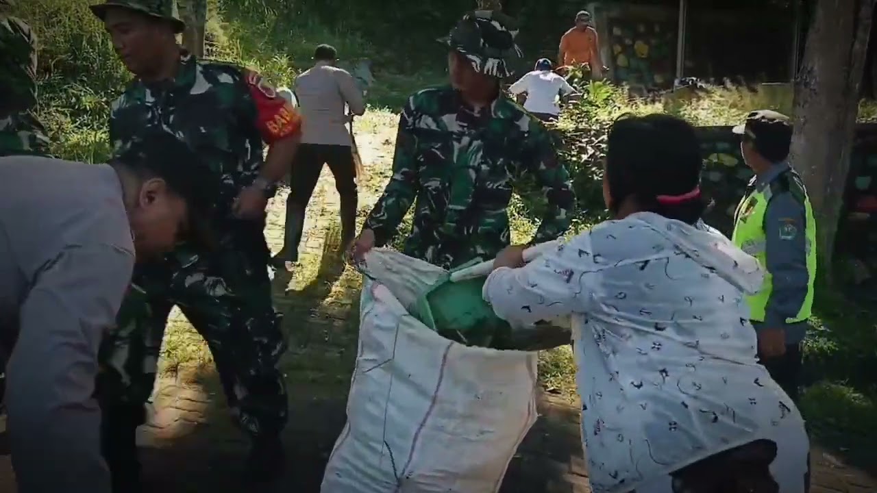 Yonif 512/QY Gerakan Indonesia Asri di Ds. Tlogowaru Kec. Kedungkandang Kota Malang.
