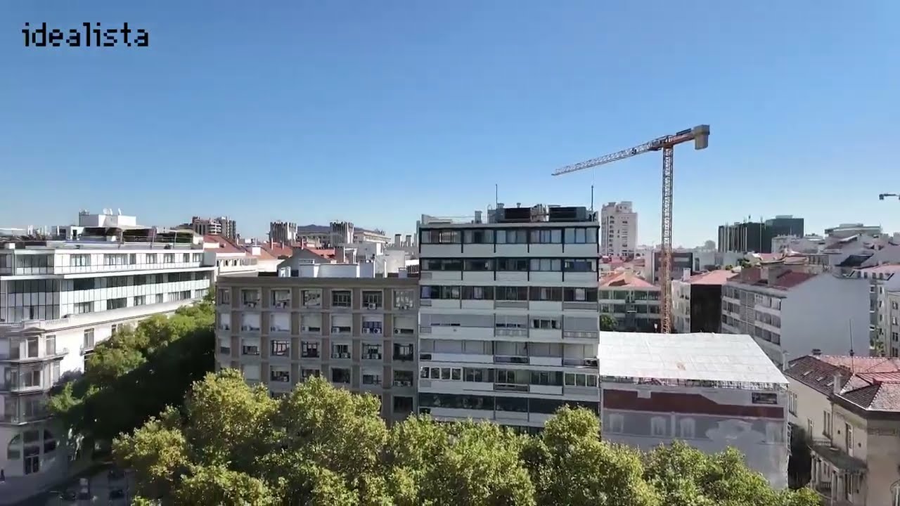 Apartamento T4 renovado, com varanda e garagem na Avenida da República