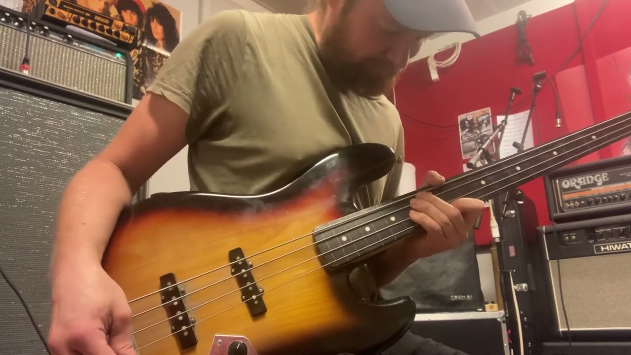 Sludge Metal Riff and Soloing with a Fretless Tokai Bass.