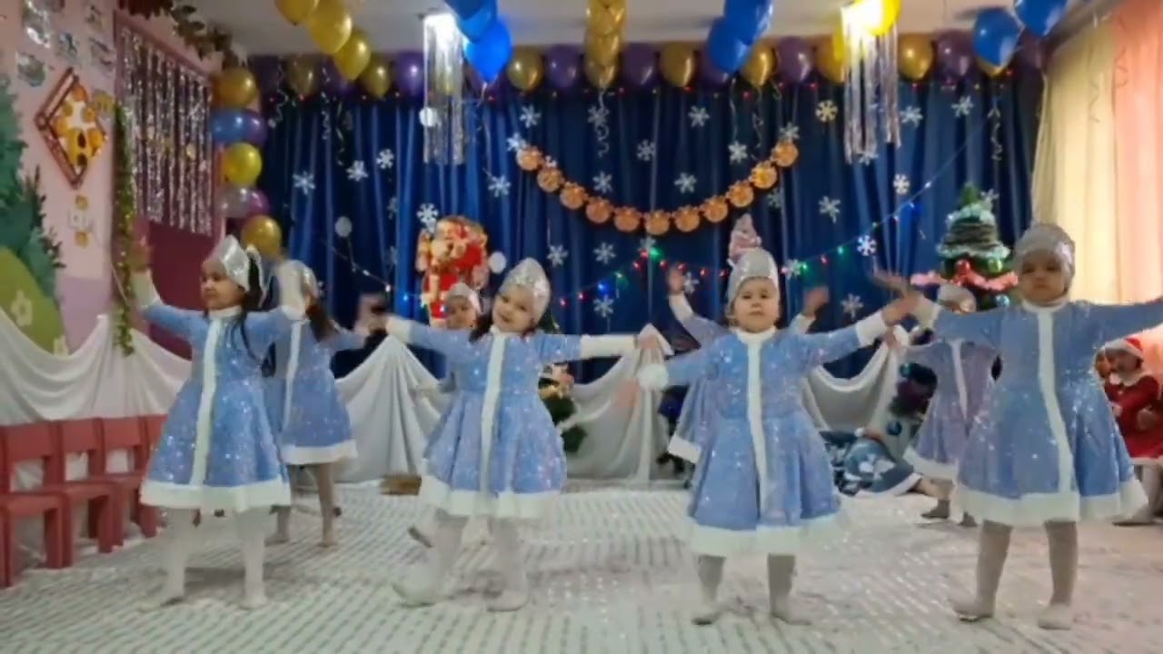 Yangi yil, qizlar ijrochisida raqs qor qiz 