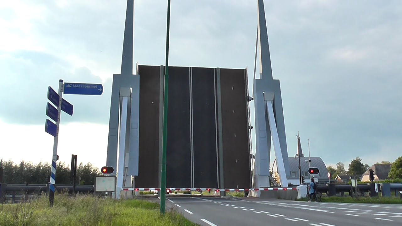 Brugopening Brug Macharen/ Ophaalbrug / Drawbridge/ Pont-levis/ Klappbrücke
