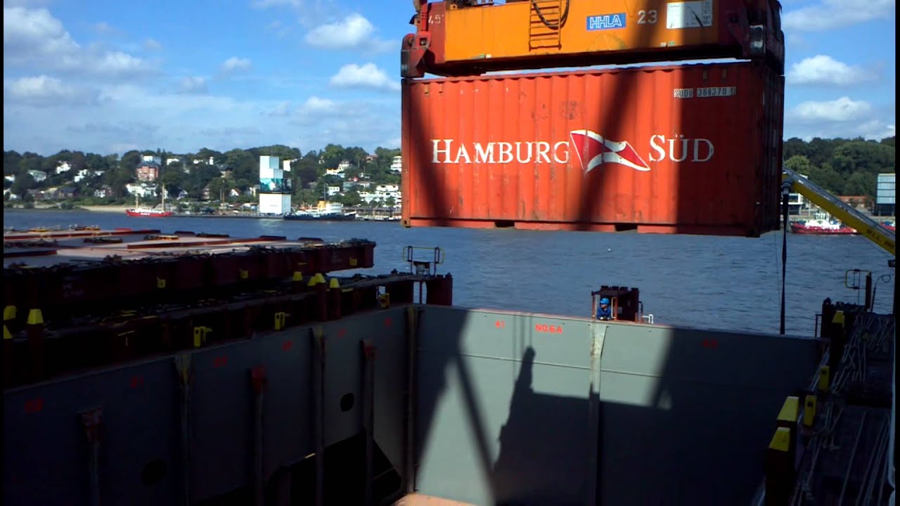 Schiff wird mit Containern beladen